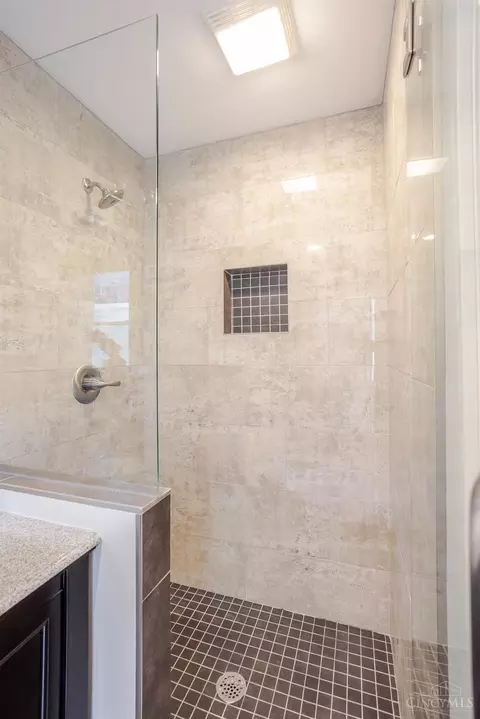 Bath - 1421 Pullan Ave, Cincinnati, OH 45223 photo 5 of 9