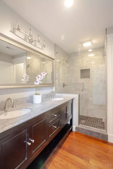 Bath - 1421 Pullan Ave, Cincinnati, OH 45223 photo 2 of 9