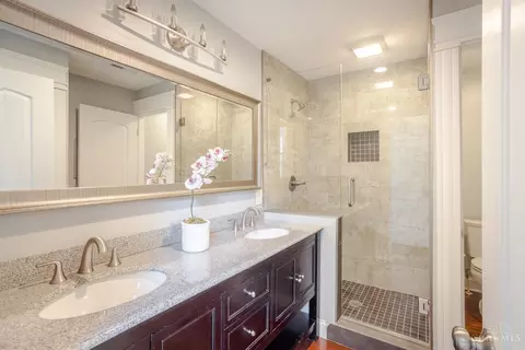 Bath - 1421 Pullan Ave, Cincinnati, OH 45223 photo 3 of 9