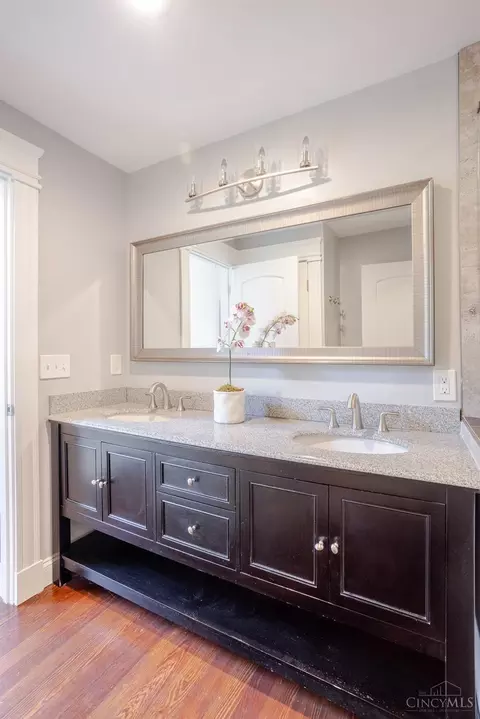 Bath - 1421 Pullan Ave, Cincinnati, OH 45223 photo 6 of 9