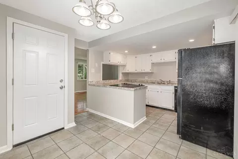 776 Fairway Dr, Cincinnati, OH 45245 photo 8