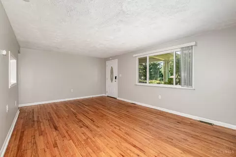 776 Fairway Dr, Cincinnati, OH 45245 photo 4