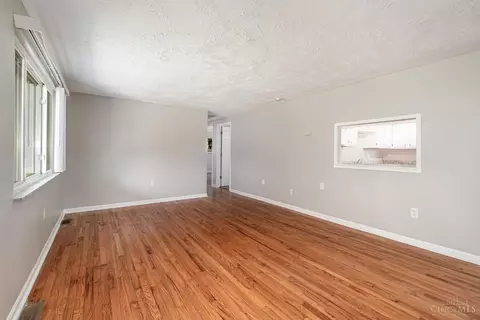 776 Fairway Dr, Cincinnati, OH 45245 photo 5