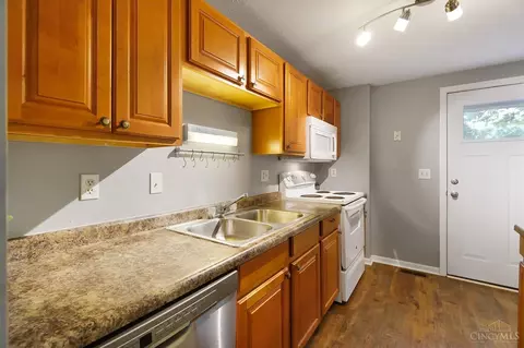 Kitchen - 12053 Hazelhurst Dr, Cincinnati, OH 45240 photo 4 of 5