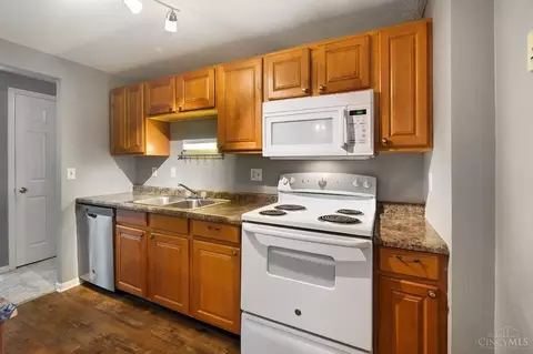 Kitchen - 12053 Hazelhurst Dr, Cincinnati, OH 45240 photo 2 of 5