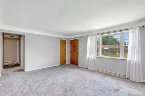 Living - 8433 Mockingbird Ln, Cincinnati, OH 45231 photo 2 of 7