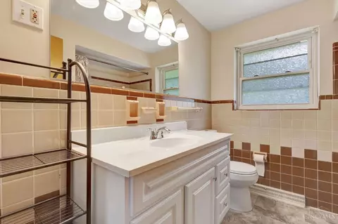 Bath - 8433 Mockingbird Ln, Cincinnati, OH 45231 photo 1 of 2
