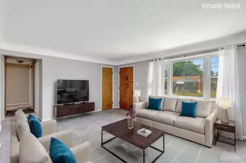 Living - 8433 Mockingbird Ln, Cincinnati, OH 45231 photo 1 of 7