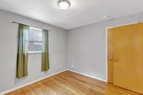 Bedroom - 8433 Mockingbird Ln, Cincinnati, OH 45231 photo 7 of 10