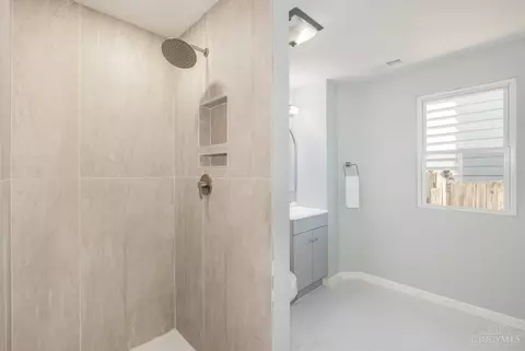 Bath - 6887 Warder Dr, Cincinnati, OH 45224 photo 2 of 3