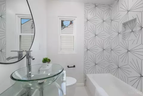 Bath - 6887 Warder Dr, Cincinnati, OH 45224 photo 3 of 3