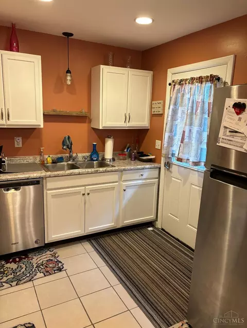 Kitchen - 4636 Clayton Dr, Cincinnati, OH 45244 photo 1 of 2