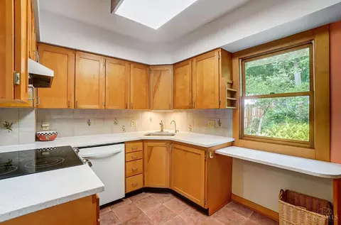Kitchen - 6013 Robison Rd, Cincinnati, OH 45213 photo 1 of 2