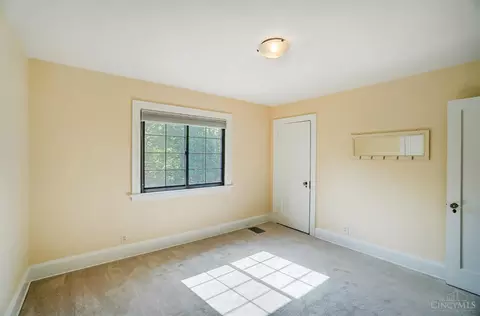 Bedroom - 6013 Robison Rd, Cincinnati, OH 45213 photo 2 of 4
