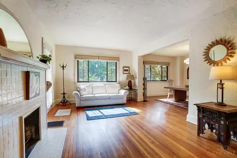 Living - 6013 Robison Rd, Cincinnati, OH 45213 photo 2 of 3