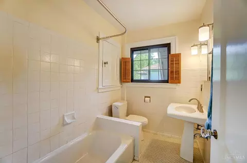 Bath - 6013 Robison Rd, Cincinnati, OH 45213 photo 3 of 4