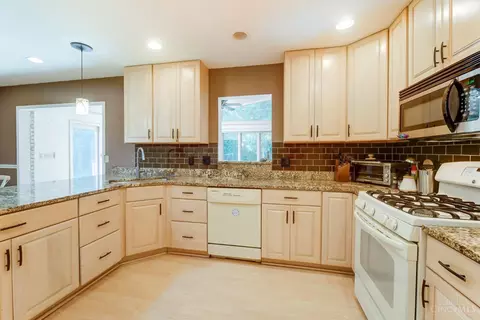 Kitchen - 8944 Cypresspoint Ln, Cincinnati, OH 45249 photo 2 of 4