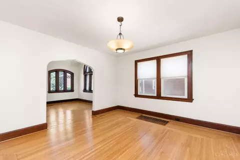 Living - 2159 Crane Ave, Cincinnati, OH 45207 photo 6 of 6