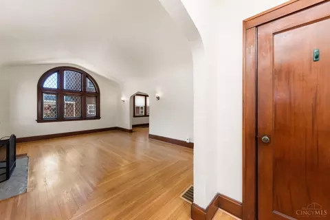 Living - 2159 Crane Ave, Cincinnati, OH 45207 photo 3 of 6