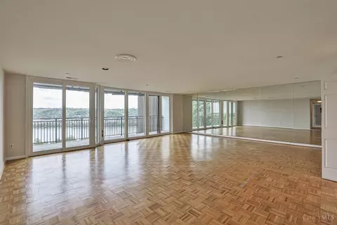 Living - 415 Bond Pl #9B, Cincinnati, OH 45206 photo 2 of 2