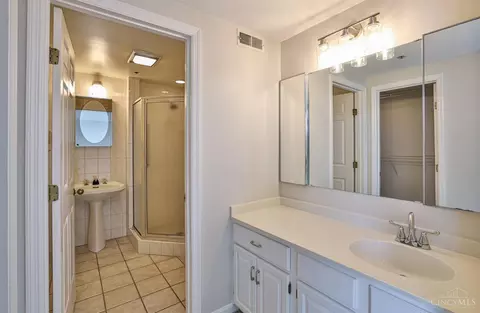 Bath - 415 Bond Pl #9B, Cincinnati, OH 45206 photo 3 of 3