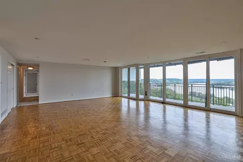 Living - 415 Bond Pl #9B, Cincinnati, OH 45206 photo 1 of 2
