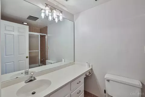 Bath - 415 Bond Pl #9B, Cincinnati, OH 45206 photo 1 of 3