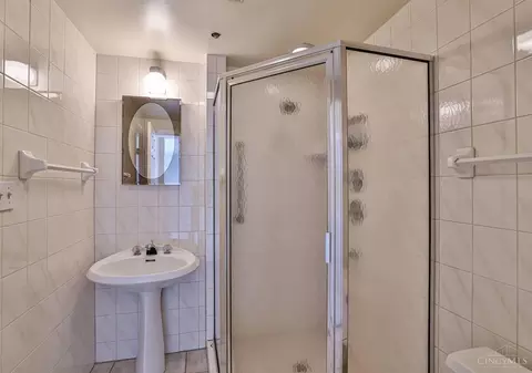Bath - 415 Bond Pl #9B, Cincinnati, OH 45206 photo 2 of 3
