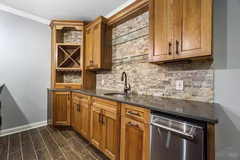 Kitchen - 501 Barnside Ln, Cincinnati, OH 45233 photo 7 of 8