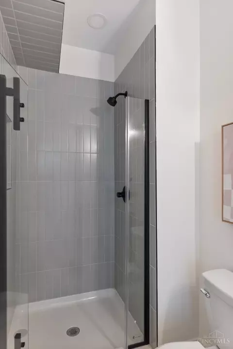 Bath - 3136 Durrell Ave, Cincinnati, OH 45207 photo 6 of 6