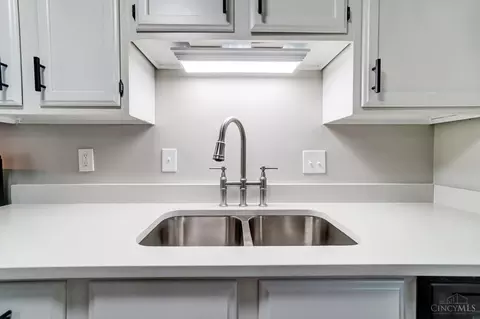 Kitchen - 9320 Fields Dr, Mason, OH 45040 photo 3 of 6