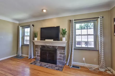 Living - 4110 Sherel Ln, Cincinnati, OH 45209 photo 3 of 4