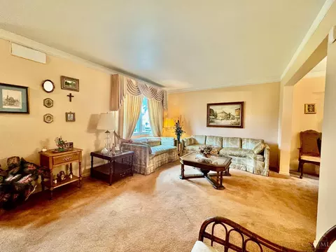 Living - 324 Bob Dr, Cincinnati, OH 45238 photo 4 of 8