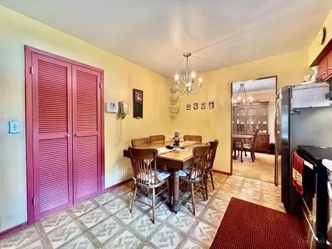 Dining - 324 Bob Dr, Cincinnati, OH 45238 photo 5 of 5