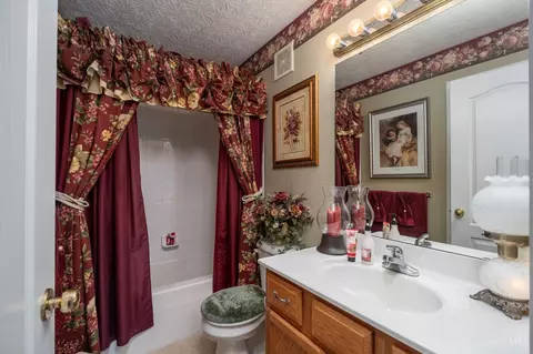 Bath - 1186 Forest Run Dr, Batavia, OH 45103 photo 4 of 5