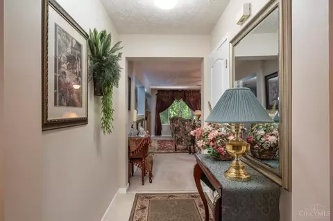 Entry Way - 1186 Forest Run Dr, Batavia, OH 45103 photo 2 of 4
