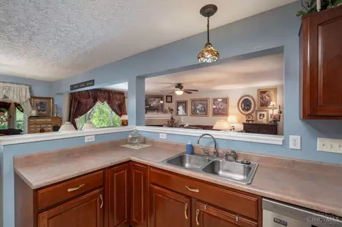 Kitchen - 1186 Forest Run Dr, Batavia, OH 45103 photo 2 of 3