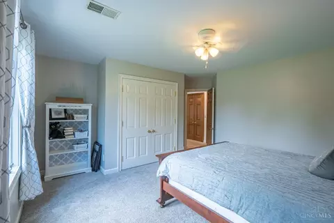Bedroom - 27 Heritage Ct, Blue Ash, OH 45241 photo 5 of 9