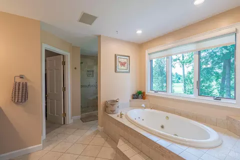 Bath - 27 Heritage Ct, Blue Ash, OH 45241 photo 4 of 8