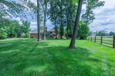 Exterior - 27 Heritage Ct, Blue Ash, OH 45241 photo 10 of 12