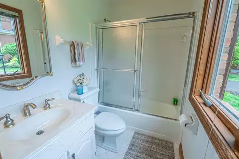 Bath - 27 Heritage Ct, Blue Ash, OH 45241 photo 2 of 8