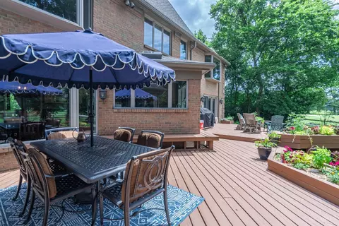 Exterior - 27 Heritage Ct, Blue Ash, OH 45241 photo 6 of 12