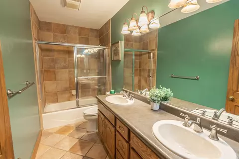Bath - 27 Heritage Ct, Blue Ash, OH 45241 photo 6 of 8