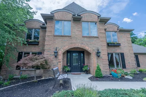 Exterior - 27 Heritage Ct, Blue Ash, OH 45241 photo 2 of 12