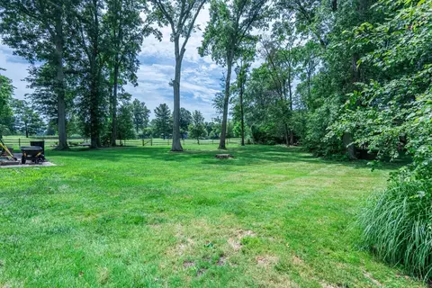 Exterior - 27 Heritage Ct, Blue Ash, OH 45241 photo 9 of 12