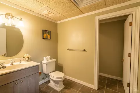 Bath - 27 Heritage Ct, Blue Ash, OH 45241 photo 7 of 8
