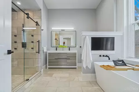 Bath - 2018 Freeman Ave, Cincinnati, OH 45214 photo 2 of 5