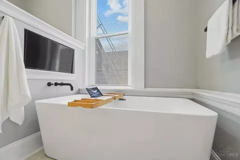 Bath - 2018 Freeman Ave, Cincinnati, OH 45214 photo 3 of 5