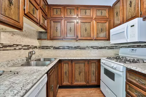 Kitchen - 4288 Grotto Ct, Cheviot, OH 45211 photo 4 of 5