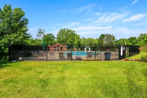 Exterior - 725 Castlegate Ln #102, Cincinnati, OH 45231 photo 6 of 6